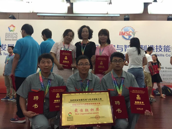 后排左一:马晓莉,中间:工业工程学院院长李慧云,右一:张慧.jpg